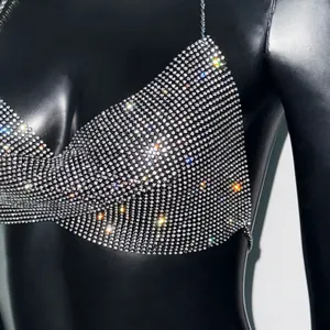 Détail d'un caraco étincelant en maille métallique et strass pour soirées festives