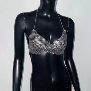 Vue détaillée d'un haut de bralette dos nu en strass argentés pour festivals de musique