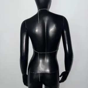 Vue arrière détaillée d'un bijou de corps en chaîne métallique pour les festivals