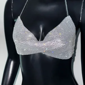 Détail du haut dos nu argenté étincelant avec strass pour festivals et fêtes.