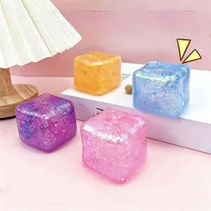 Ein Set mit vier bunten glitzernden Maltosesirup-Quetschspielzeugen zum Stressabbau.
