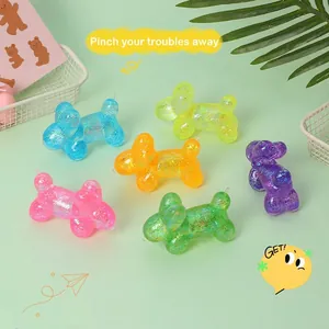 Nahaufnahme von bunten glitzernden Ballon-Hund-Quetschspielzeugen gegen Stress!