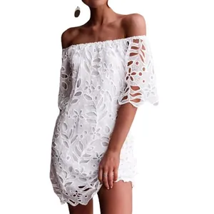 Elegantes weißes schulterfreies Spitzen-Minikleid mit ausgestellten Ärmeln für Sommer.