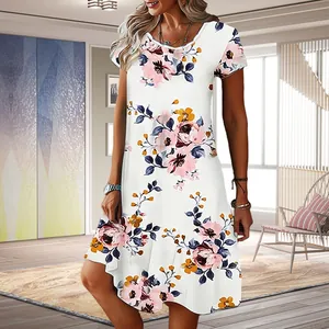 Robe décontractée blanche à fleurs à manches courtes et col rond pour l'été.