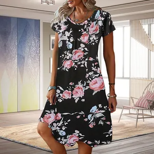 Robe d'été à fleurs à manches courtes avec col rond décontracté et une coupe ample