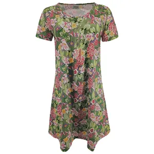 Vue détaillée d'une robe d'été verte à imprimé fleuri, coupe ample et col rond chic.