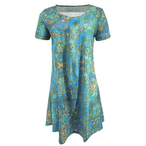 Détail d'une robe d'été à imprimé mandala bohème avec col rond et manches courtes