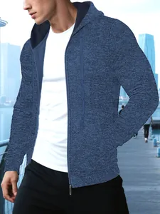 Gros plan sur un sweat à capuche zippé en maille jacquard bleue pour hommes