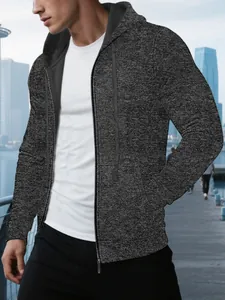 Gros plan sur un sweat à capuche gris foncé texturé avec fermeture éclair pour homme