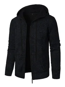 Vue détaillée du tissu en maille jacquard texturé sur un cardigan à capuche pour homme