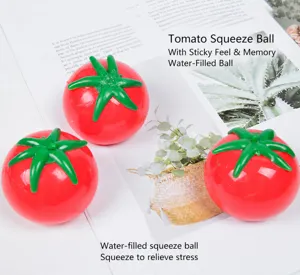 Detaillierte Makroansicht von drei roten Tomaten-Stressbällen zum Drücken und Kneten