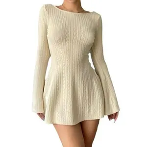Abito corto in maglia a coste color crema a maniche lunghe con gonna svasata a A.