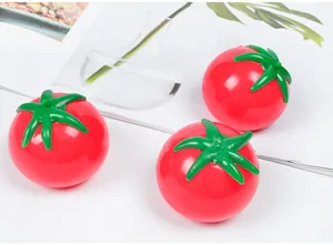 Dettaglio di tre palline antistress a forma di pomodoro rosso per alleviare l'ansia