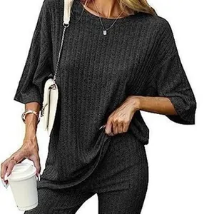 Set due pezzi casual da donna grigio scuro a coste con top ampio e pantaloni coordinati.
