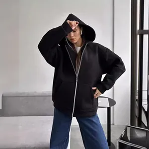 Dettaglio della felpa con cappuccio e zip nera oversize da donna con fodera