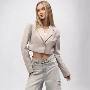 Elegante blazer corto da donna color beige chiaro con bottone singolo e revers