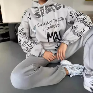 Dettaglio ravvicinato felpa grigia oversize con elegante stampa di graffiti neri