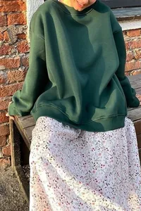Felpa girocollo oversize verde scuro con spalle scese da donna