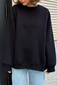 Vista frontale di una felpa nera oversize girocollo per un look femminile minimalista