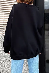 Vista posteriore di una felpa nera oversize da donna con girocollo in stile street casual