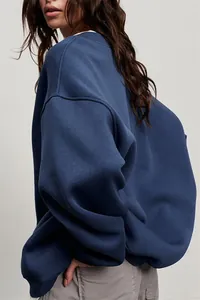 Dettaglio di una felpa in pile blu navy oversize che mostra la consistenza del tessuto
