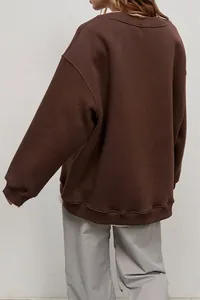 Vista posteriore dettagliata di una felpa girocollo marrone oversize con spalle basse