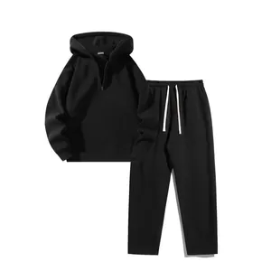 Set minimalista con felpa con cappuccio nera pesante a mezza zip e pantaloni sportivi