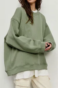 Vista dettagliata di una felpa girocollo verde salvia oversize da donna con spalle cadenti