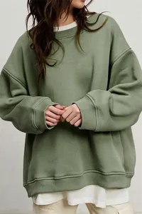 Primo piano del tessuto morbido e della vestibilità rilassata della felpa girocollo verde oliva