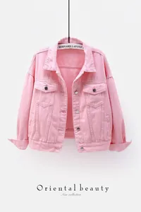 Vista frontal de una elegante chaqueta vaquera rosa para mujer con un ajuste informal