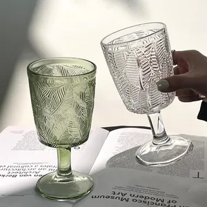 Détail montrant des verres à pied vintage français gaufrés de feuilles en vert