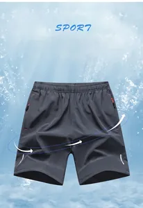 Dettaglio di pantaloncini sportivi leggeri, traspiranti e ad asciugatura rapida da uomo.