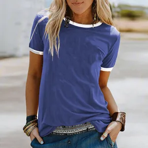 Detailansicht eines blauen Ringer-T-Shirts mit weißem Kragenrand und lockerer Passform