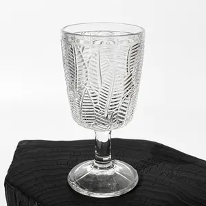 Vue détaillée du motif de feuilles en relief français vintage sur un verre à pied
