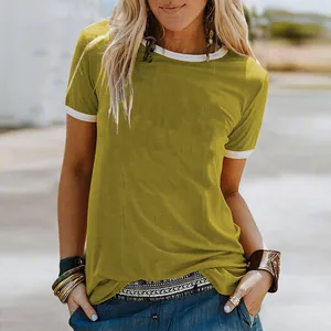 Detailansicht eines senfgelben Damen-T-Shirts mit weißem Kontrast-Ringerkragen