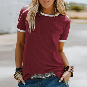 Detailansicht eines weinroten Damen-T-Shirts mit weißem Kontrastkragen und Ärmelbündchen
