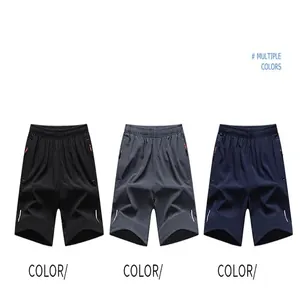 Dettaglio di pantaloncini sportivi da uomo ad asciugatura rapida in nero, grigio e blu.