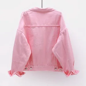 Vista trasera detallada de una elegante chaqueta vaquera corta rosa holgada para mujer