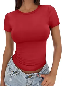 Vista dettagliata di una t-shirt rossa a maniche corte aderente con girocollo classico.