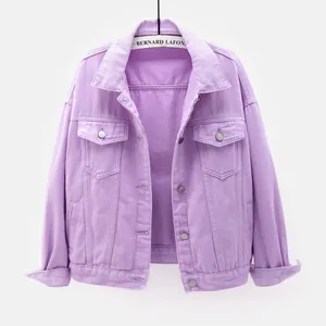 Vista detallada de una chaqueta vaquera violeta holgada para mujer con botones de metal