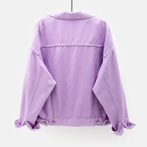 Vista trasera detallada de una chaqueta vaquera violeta corta con un ajuste holgado