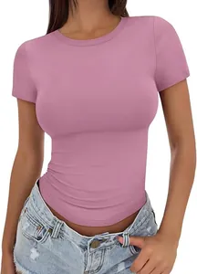 T-shirt rosa aderente a girocollo da donna per uno stile casual estivo alla moda