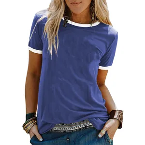 Detailansicht eines blauen Damen-T-Shirts mit kurzen Ärmeln und weißen Kontrastbündchen