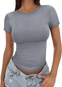 T-shirt grigia a maniche corte aderente con girocollo alto da donna