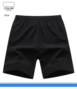 Vista posteriore pantaloncini sportivi estivi neri uomo asciugatura rapida.