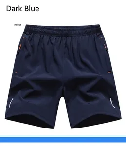 Dettaglio dei pantaloncini sportivi blu scuro da uomo con elementi riflettenti