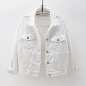 Detalle de la chaqueta vaquera blanca oversize con botones y bolsillos con solapa.