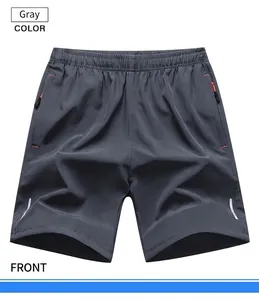 Primo piano di pantaloncini sportivi grigi ad asciugatura rapida con tasche con zip.