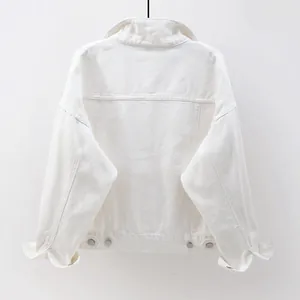 Vista posterior profesional de una chaqueta vaquera blanca holgada para moda femenina