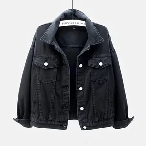 Detalle de una chaqueta vaquera negra casual para mujer con elegantes botones blancos